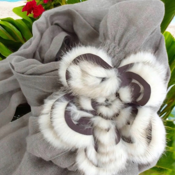 FENDI Sellaria Flower Fur Stall Cashmere/Silk Blend Scarf - Picture 3 of 16